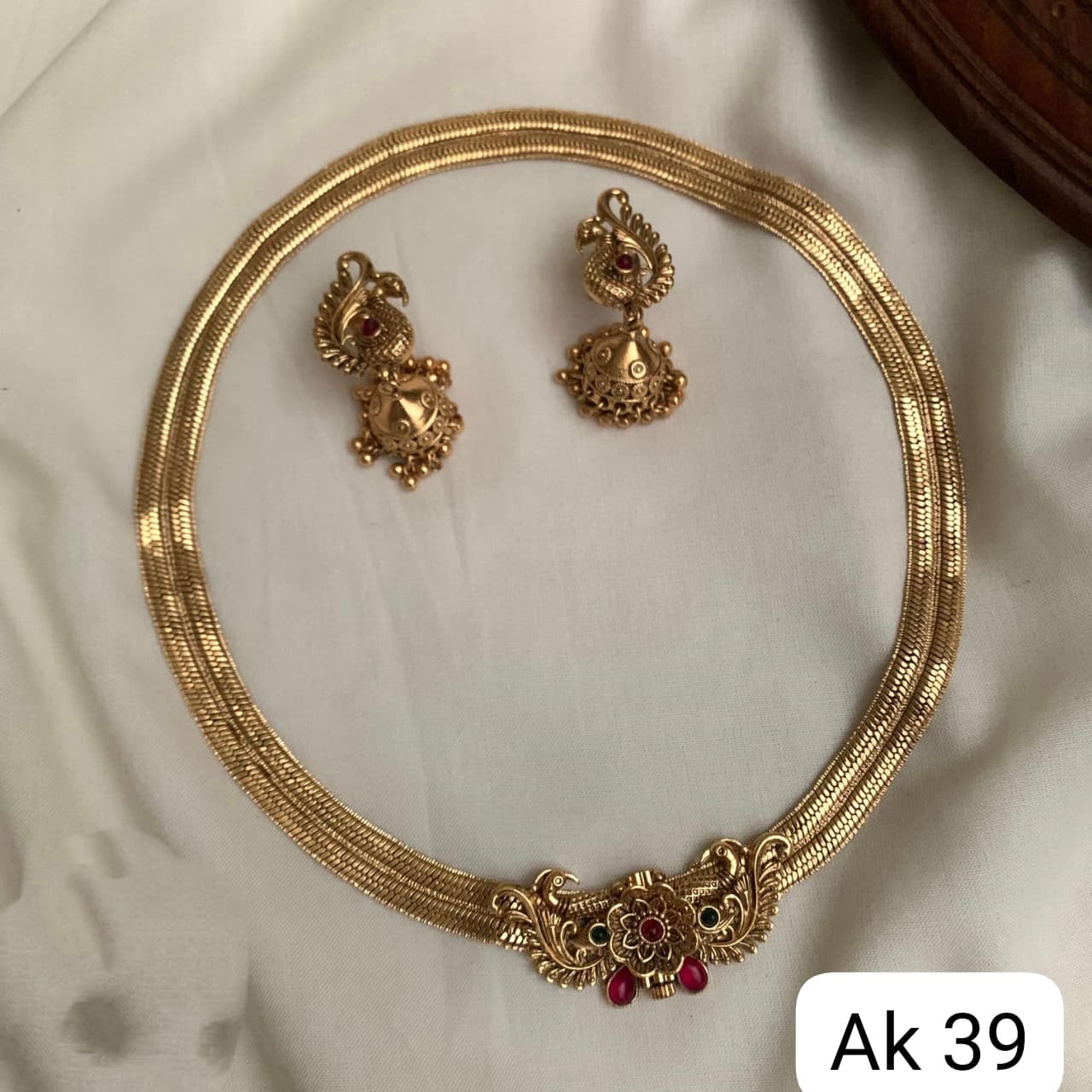 Screw model necklace